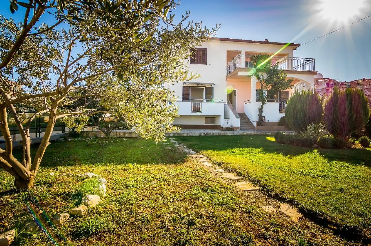 Apartment Dominik Trogir 0*,